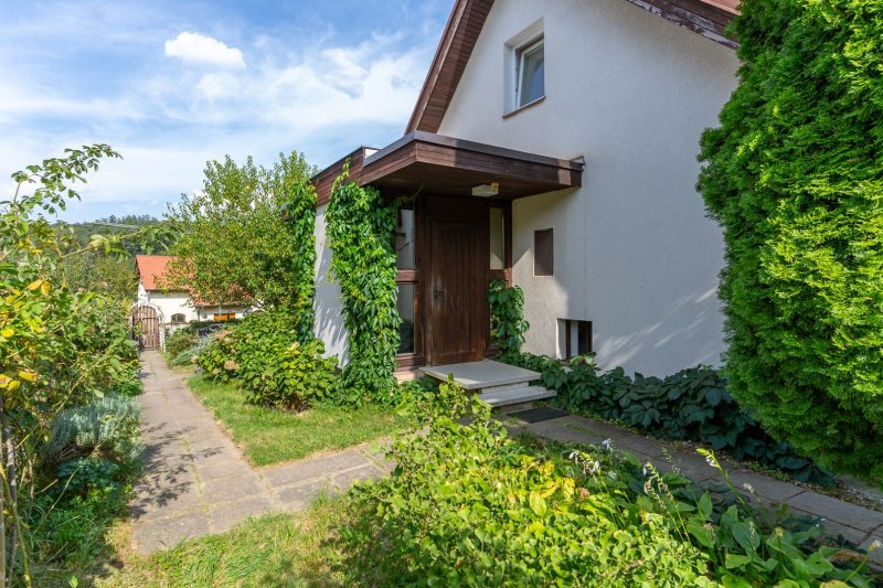 RD MALENOVICE S GARÁŽÍ A ZAHRADOU S VÝHLEDEM NA HRAD 