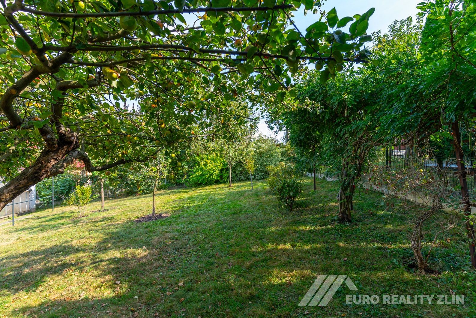 RD MALENOVICE S GARÁŽÍ A ZAHRADOU S VÝHLEDEM NA HRAD 