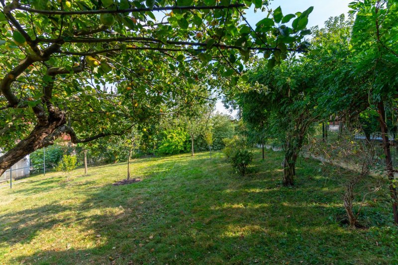 RD MALENOVICE S GARÁŽÍ A ZAHRADOU S VÝHLEDEM NA HRAD 