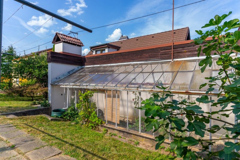 RD MALENOVICE S GARÁŽÍ A ZAHRADOU S VÝHLEDEM NA HRAD 