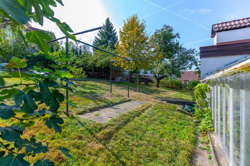 RD MALENOVICE S GARÁŽÍ A ZAHRADOU S VÝHLEDEM NA HRAD 
