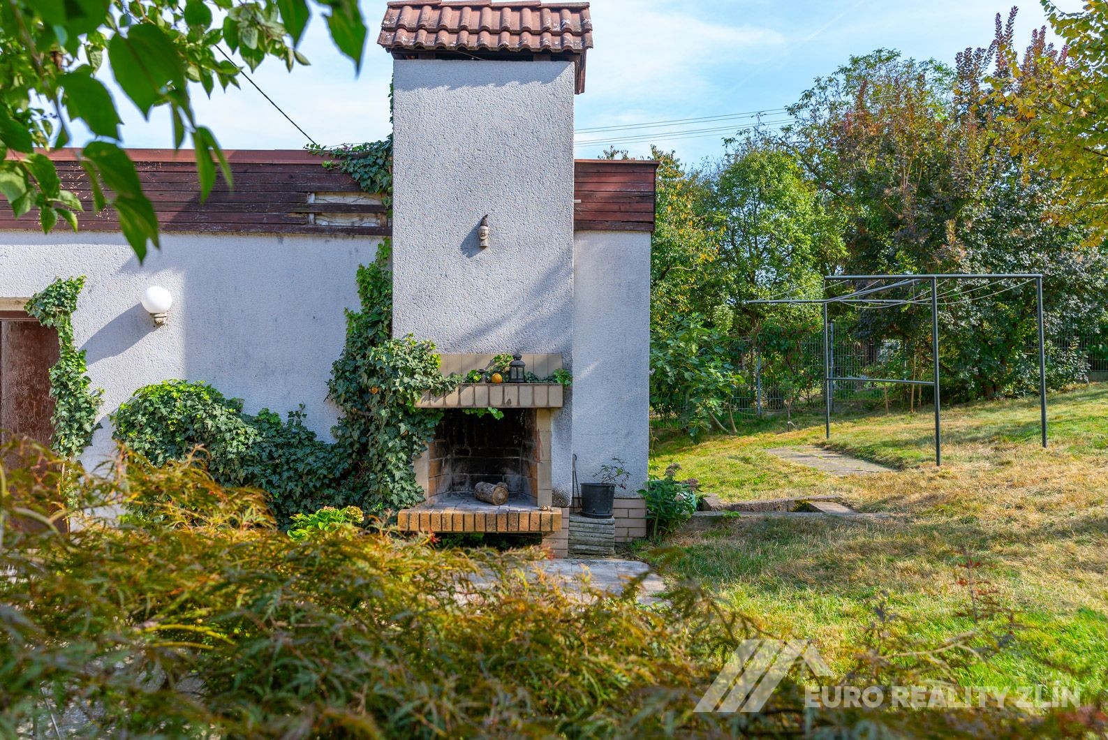 RD MALENOVICE S GARÁŽÍ A ZAHRADOU S VÝHLEDEM NA HRAD 