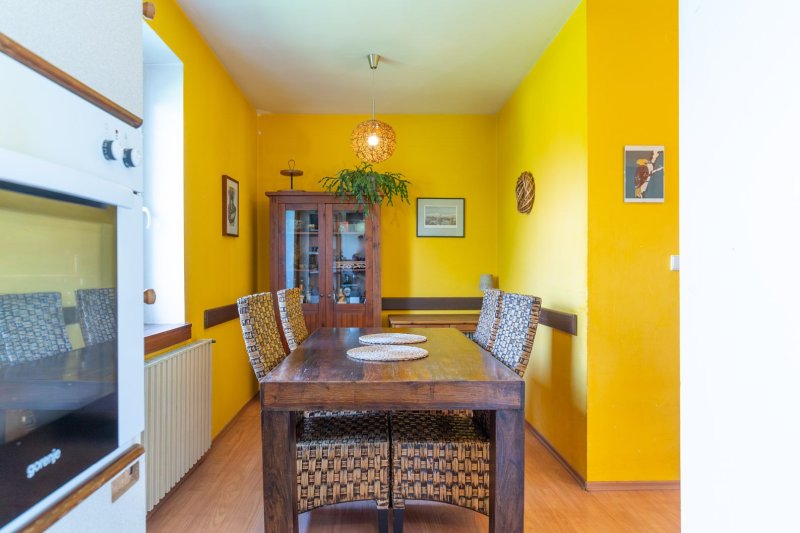 RD MALENOVICE S GARÁŽÍ A ZAHRADOU S VÝHLEDEM NA HRAD 