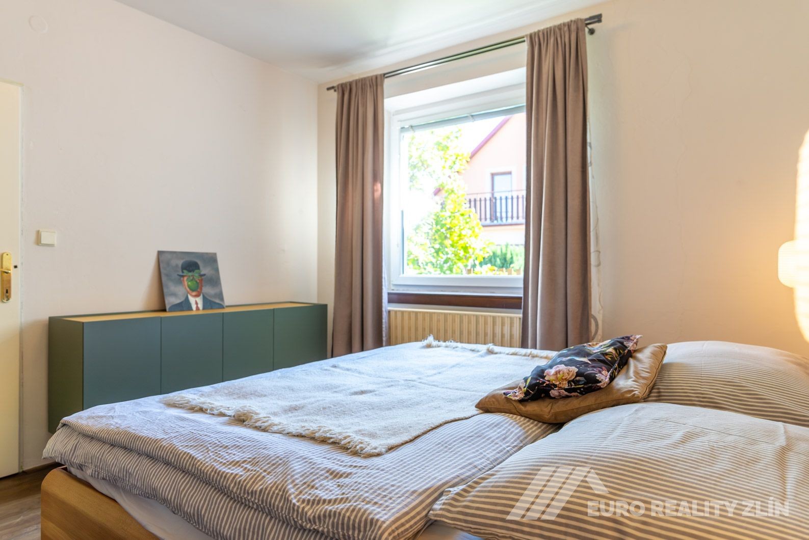 RD MALENOVICE S GARÁŽÍ A ZAHRADOU S VÝHLEDEM NA HRAD 