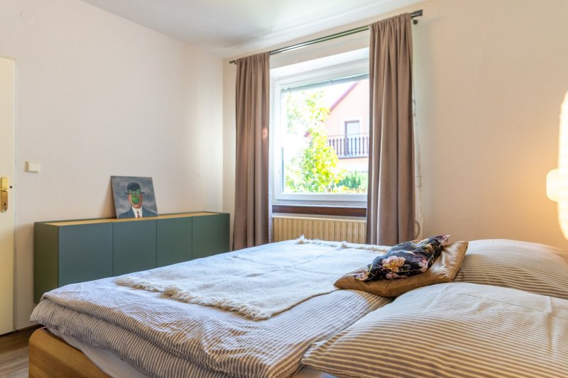 RD MALENOVICE S GARÁŽÍ A ZAHRADOU S VÝHLEDEM NA HRAD 