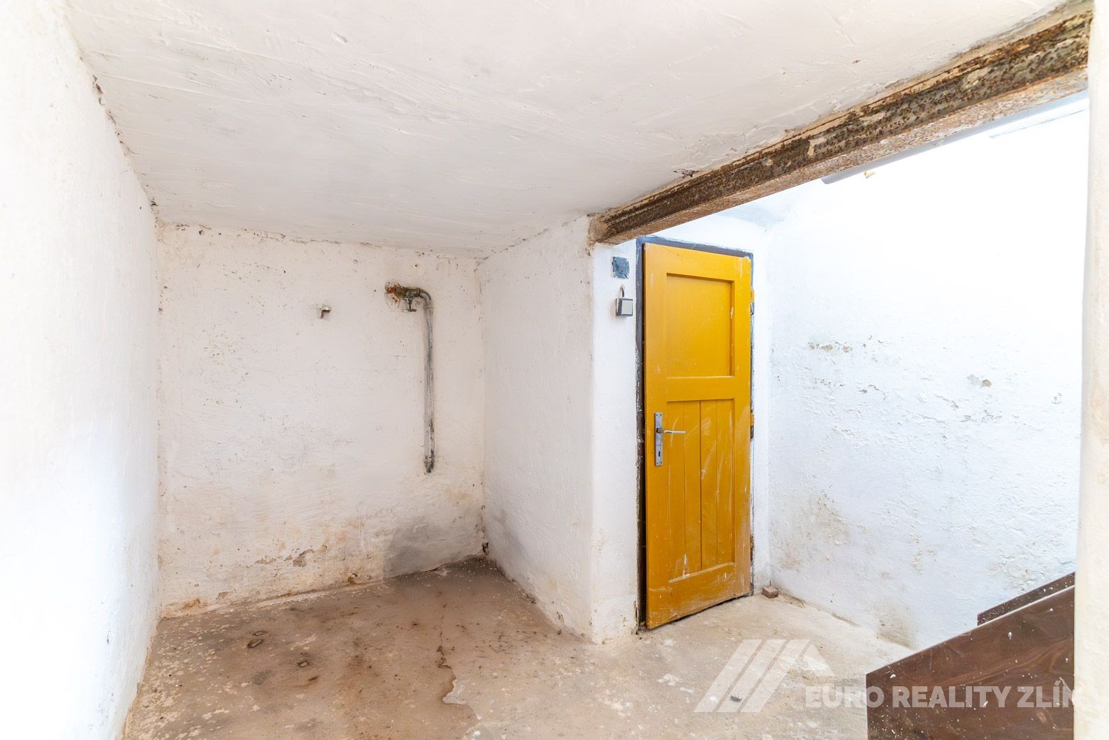 RD MALENOVICE S GARÁŽÍ A ZAHRADOU S VÝHLEDEM NA HRAD 