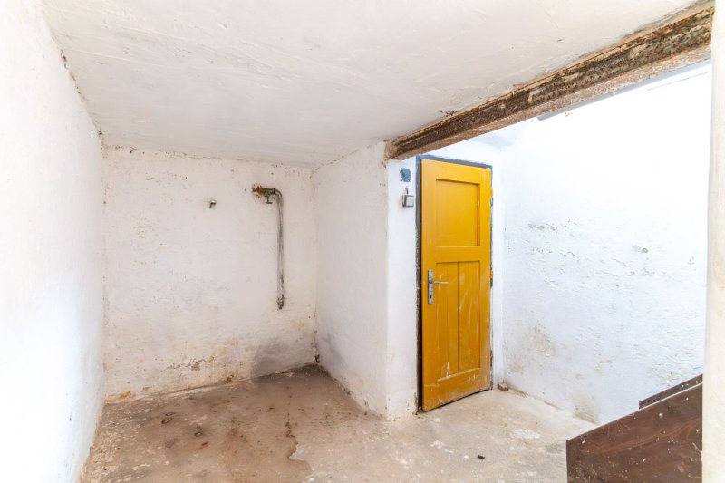 RD MALENOVICE S GARÁŽÍ A ZAHRADOU S VÝHLEDEM NA HRAD 