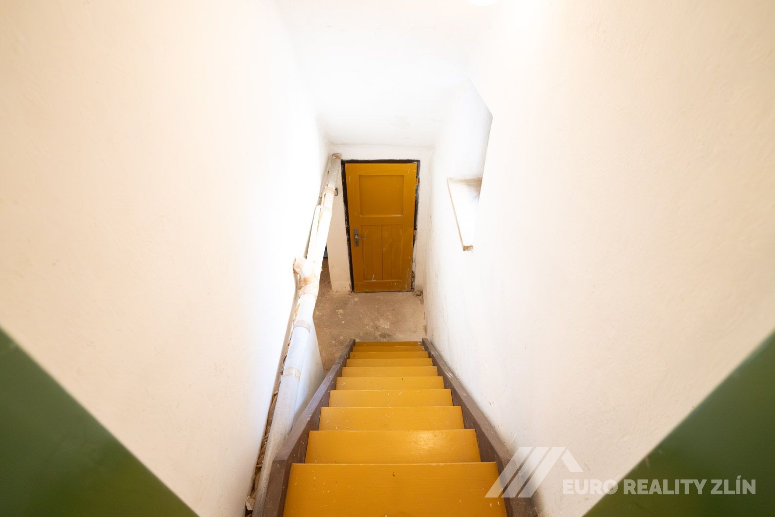RD MALENOVICE S GARÁŽÍ A ZAHRADOU S VÝHLEDEM NA HRAD 