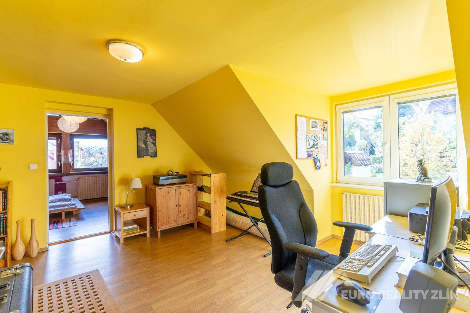RD MALENOVICE S GARÁŽÍ A ZAHRADOU S VÝHLEDEM NA HRAD 
