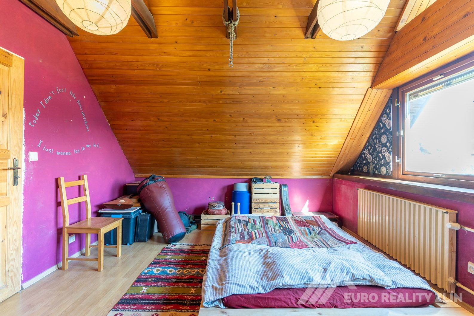 RD MALENOVICE S GARÁŽÍ A ZAHRADOU S VÝHLEDEM NA HRAD 
