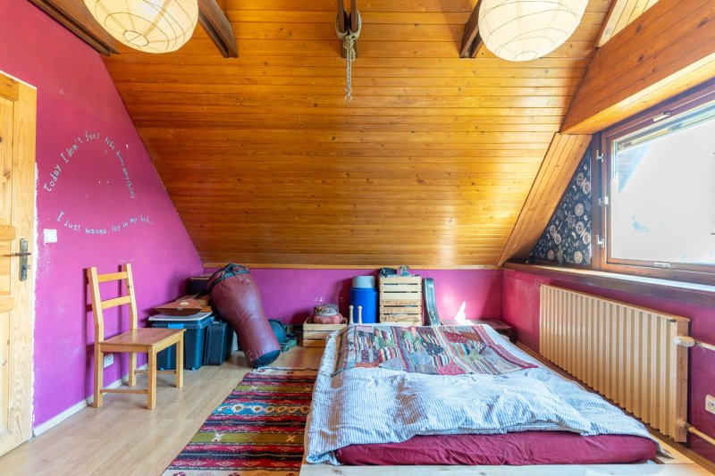 RD MALENOVICE S GARÁŽÍ A ZAHRADOU S VÝHLEDEM NA HRAD 