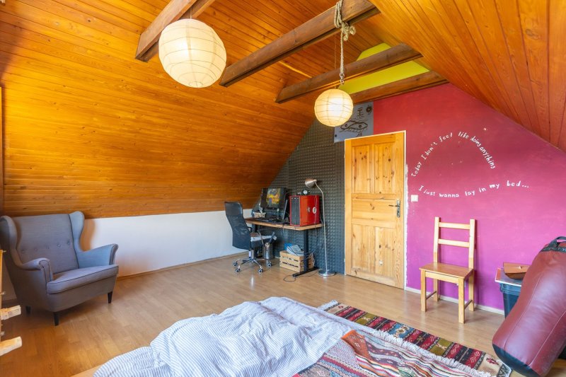 RD MALENOVICE S GARÁŽÍ A ZAHRADOU S VÝHLEDEM NA HRAD 