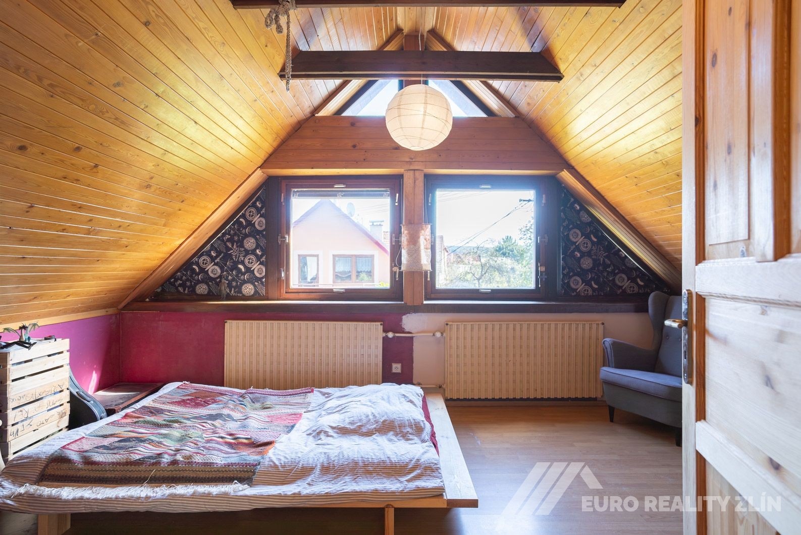 RD MALENOVICE S GARÁŽÍ A ZAHRADOU S VÝHLEDEM NA HRAD 