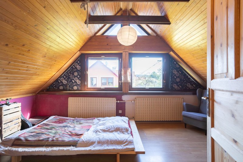 RD MALENOVICE S GARÁŽÍ A ZAHRADOU S VÝHLEDEM NA HRAD 