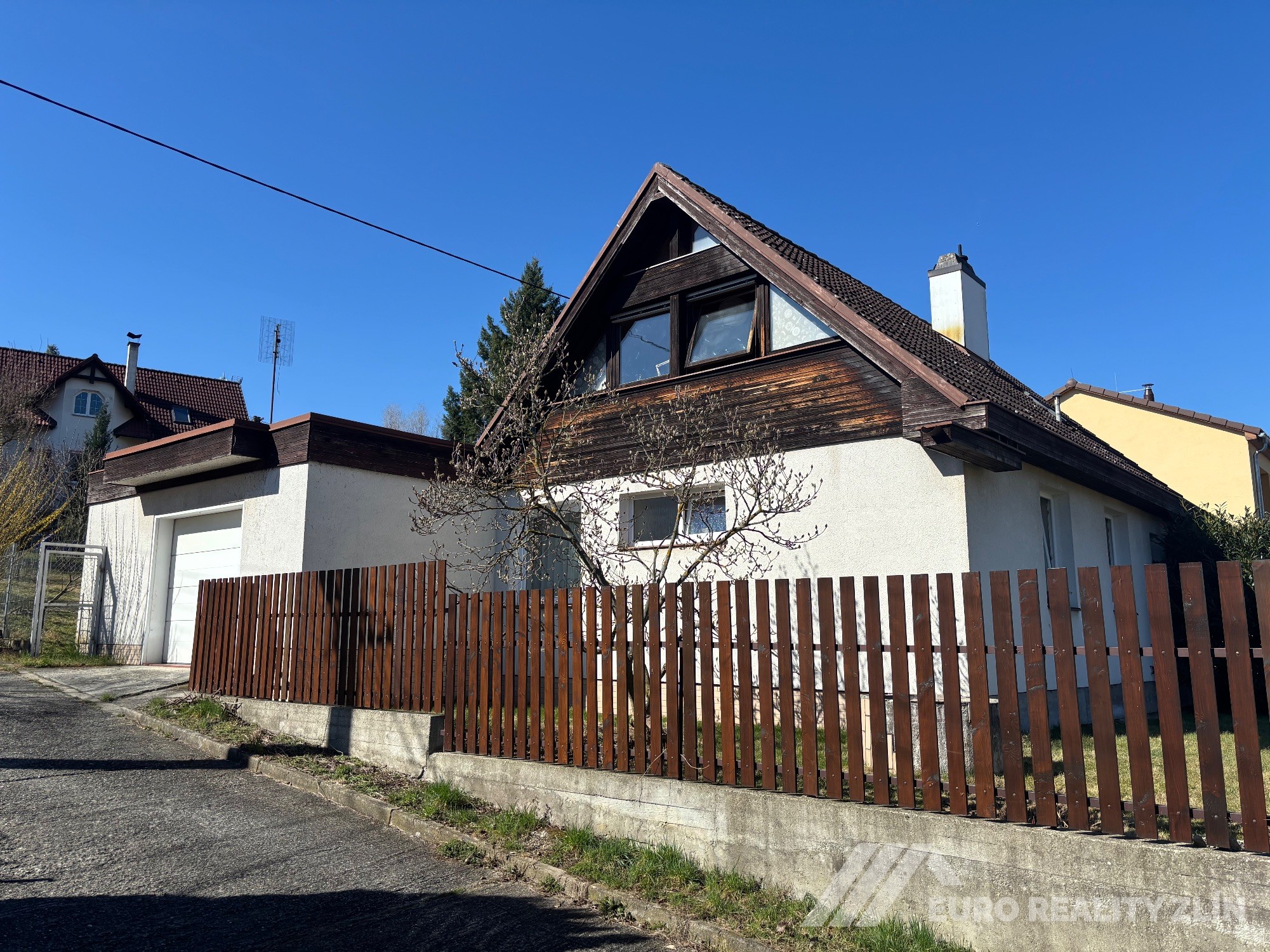 RD MALENOVICE S GARÁŽÍ A ZAHRADOU S VÝHLEDEM NA HRAD 