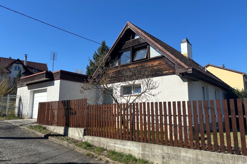 RD MALENOVICE S GARÁŽÍ A ZAHRADOU S VÝHLEDEM NA HRAD 