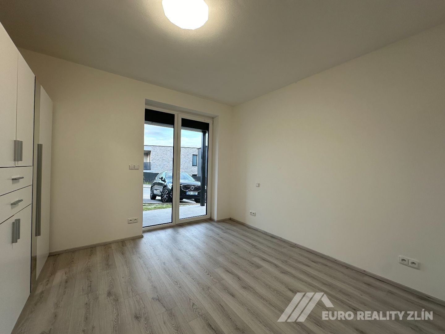2+KK NOVOSTAVBA POD HRADEM, PARKING