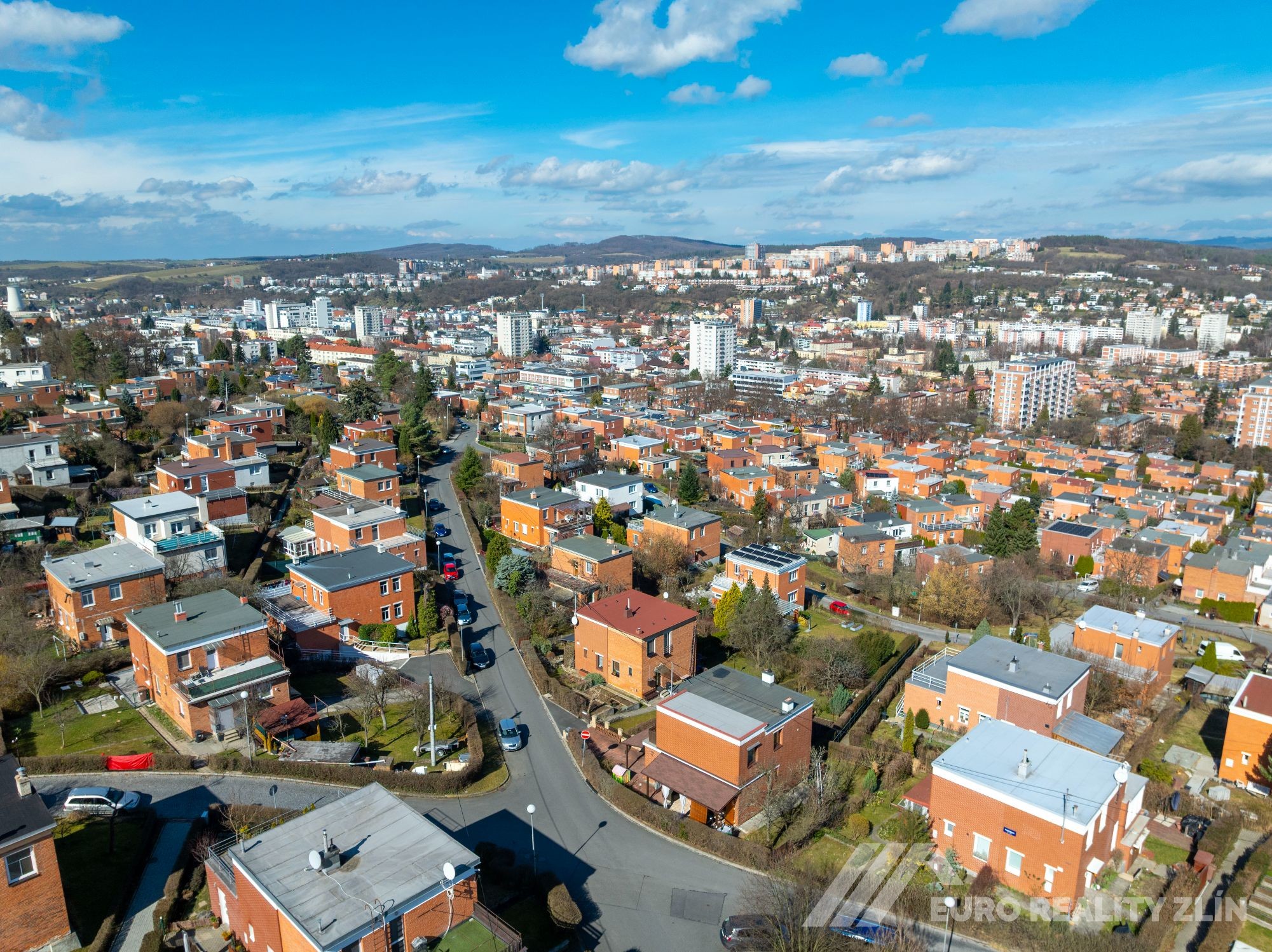 PŮLDOMEK PO KOMPLETNÍ REKONSTRUKCI, VLASTNÍ ZAHRADA, VÝHLED NA ZLÍN