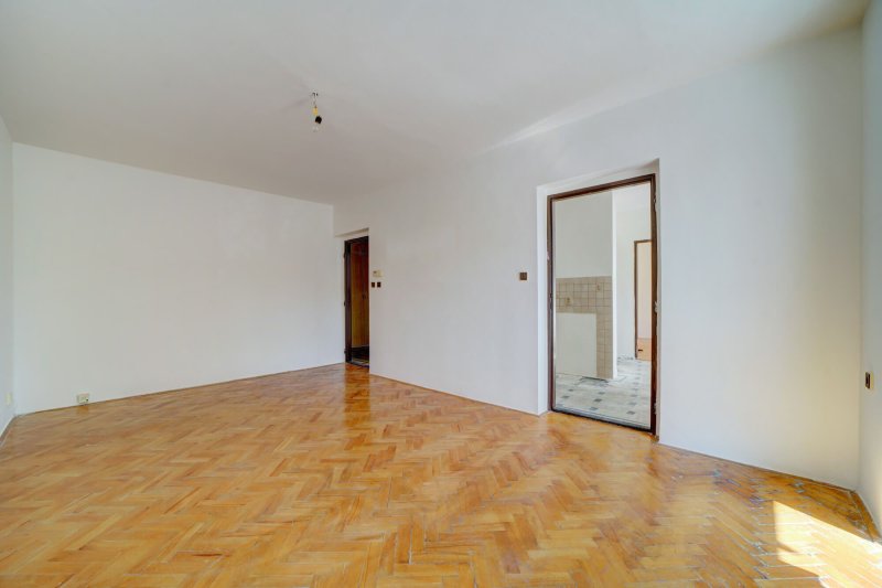 3+1 CENTRUM MĚSTA, CIHLOVÝ BYT 72m2, K REKONSTRUKCI
