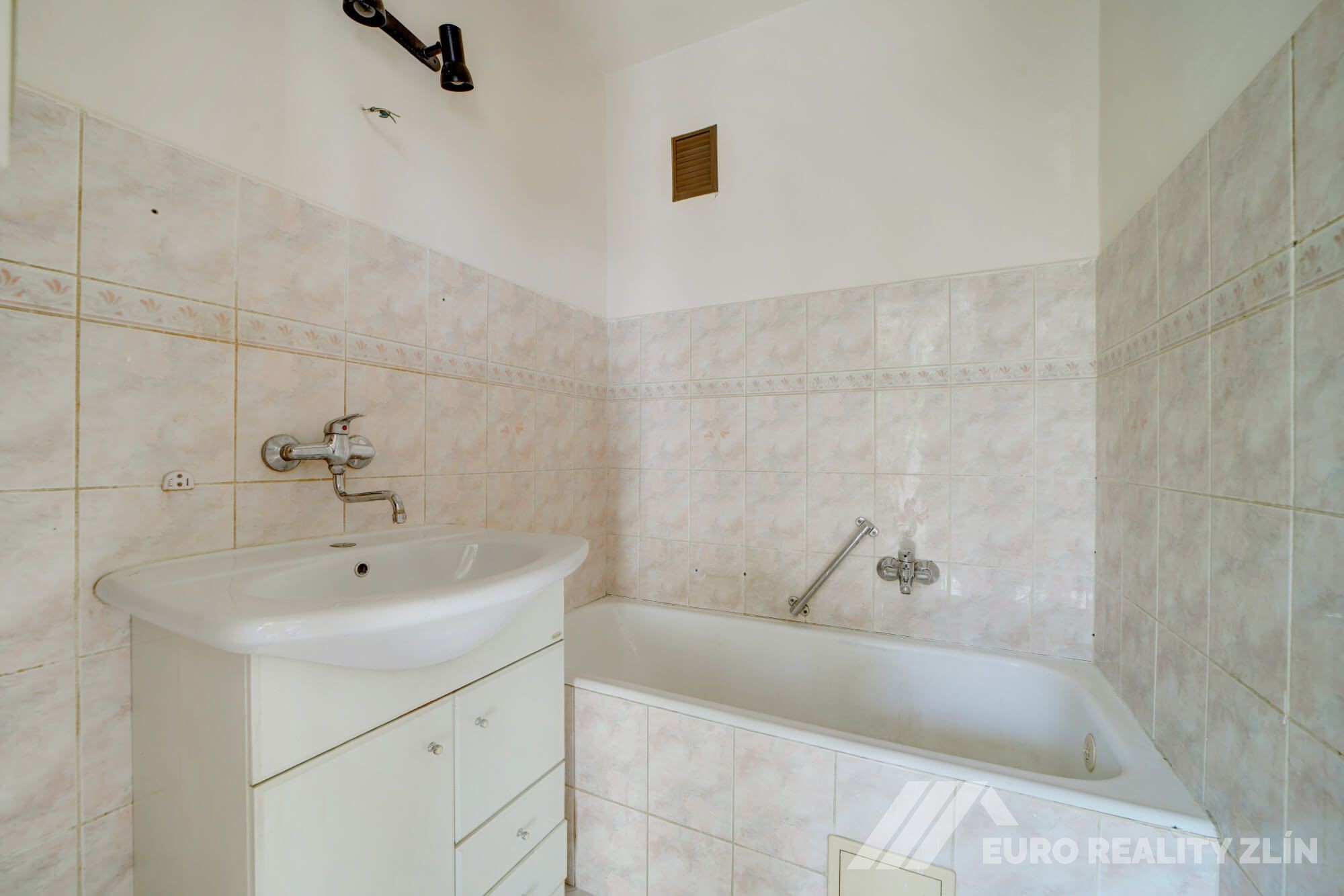 3+1 CENTRUM MĚSTA, CIHLOVÝ BYT 72m2, K REKONSTRUKCI