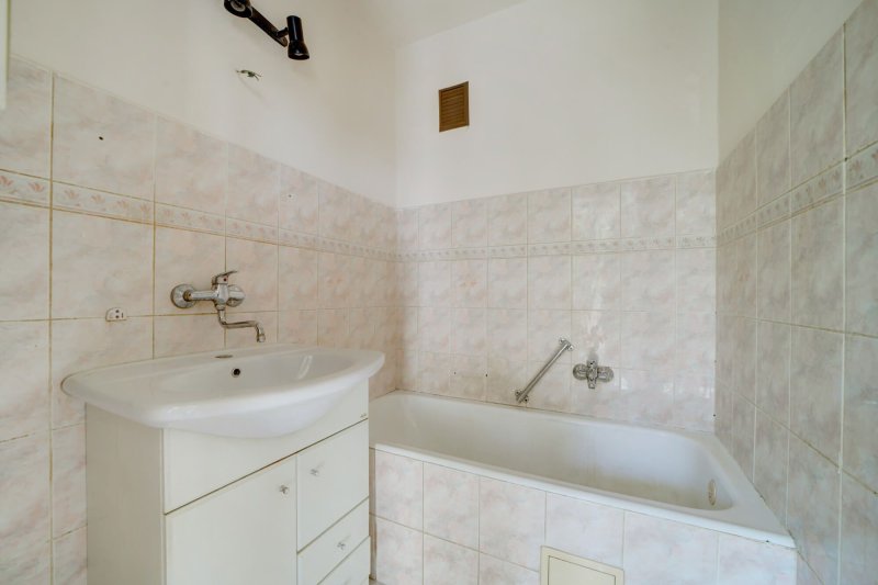 3+1 CENTRUM MĚSTA, CIHLOVÝ BYT 72m2, K REKONSTRUKCI