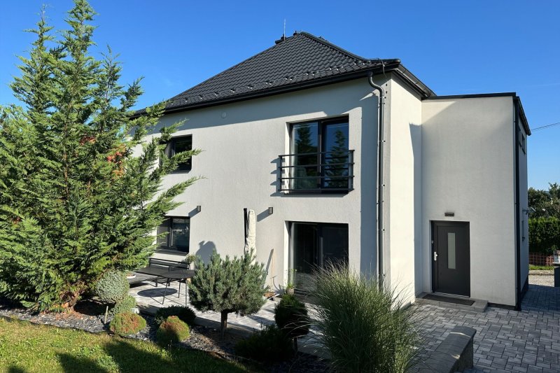 NADSTANDARDNÍ 3+1 SE ZAHRADOU A PARKINGEM 