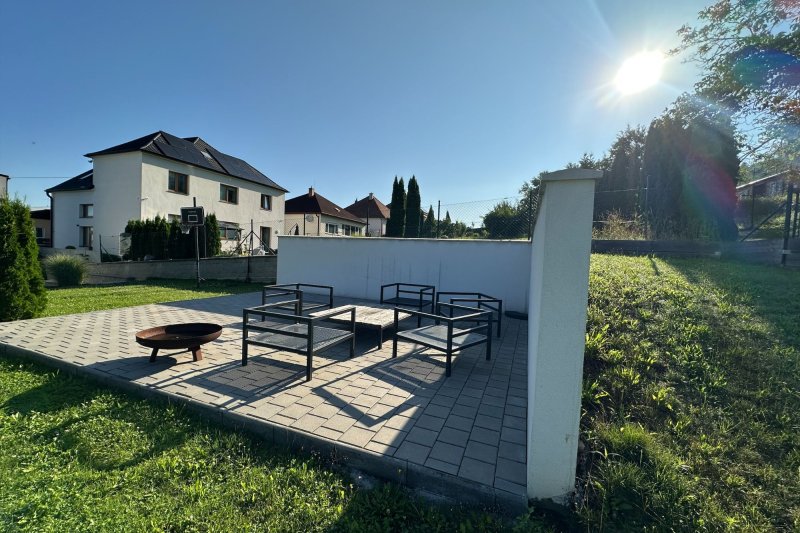 NADSTANDARDNÍ 3+1 SE ZAHRADOU A PARKINGEM 