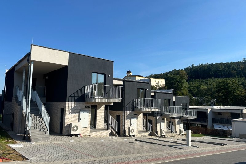 1+KK NOVOSTAVBA MALENOVICE S BALKONEM, ZAŘÍZENÝ, PARKING
