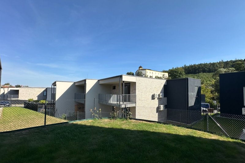 1+KK NOVOSTAVBA MALENOVICE S BALKONEM, ZAŘÍZENÝ, PARKING