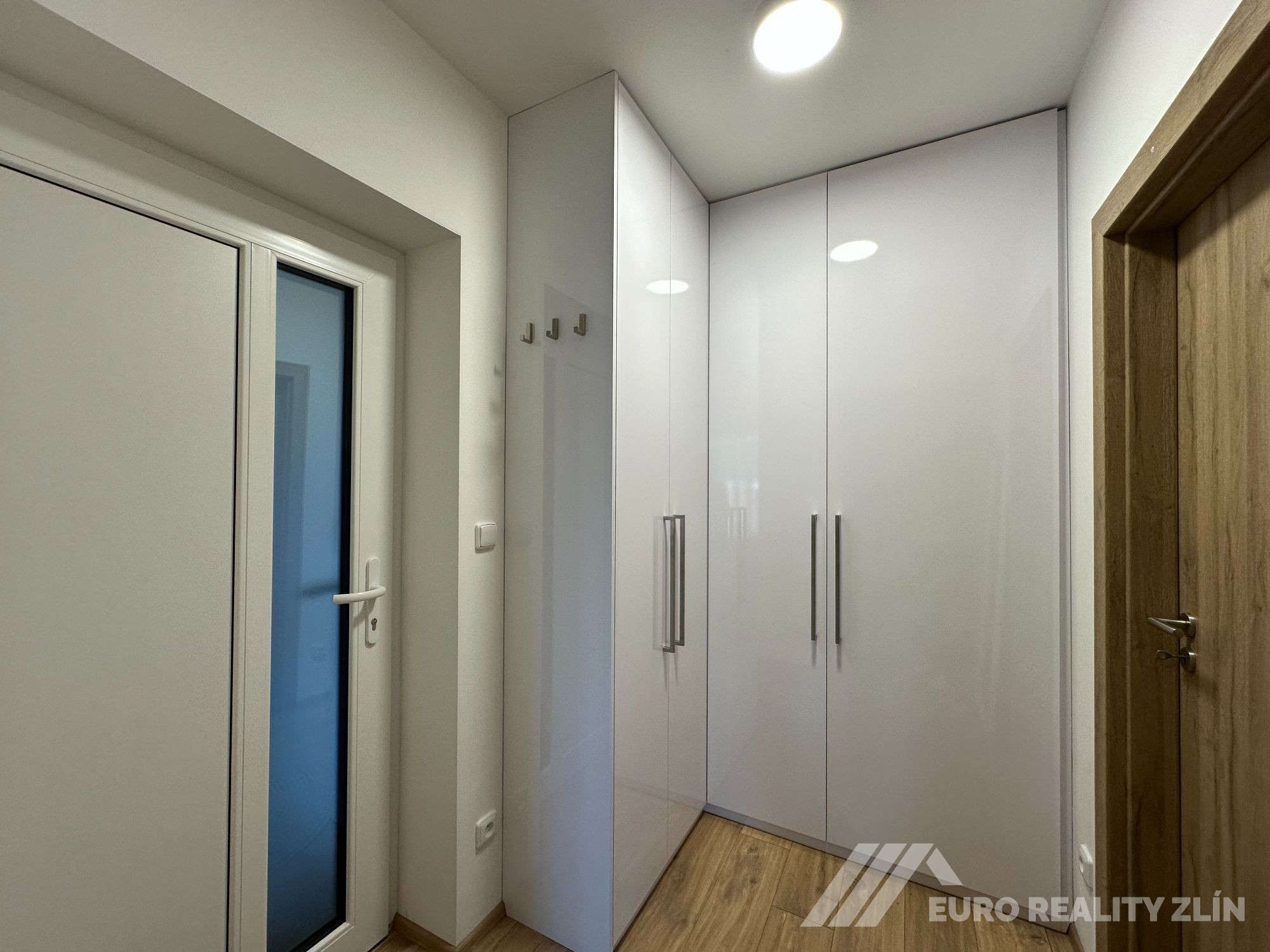 1+KK NOVOSTAVBA MALENOVICE S BALKONEM, ZAŘÍZENÝ, PARKING