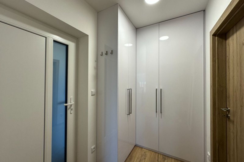 1+KK NOVOSTAVBA MALENOVICE S BALKONEM, ZAŘÍZENÝ, PARKING