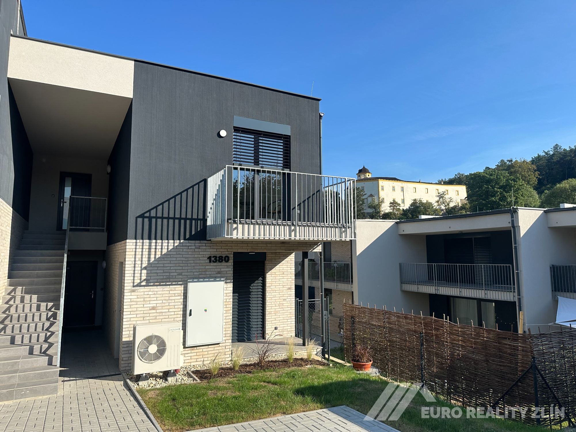 2+KK NOVOSTAVBA MALENOVICE SE ZAHRÁDKOU, ZAŘÍZENÝ,  PARKING