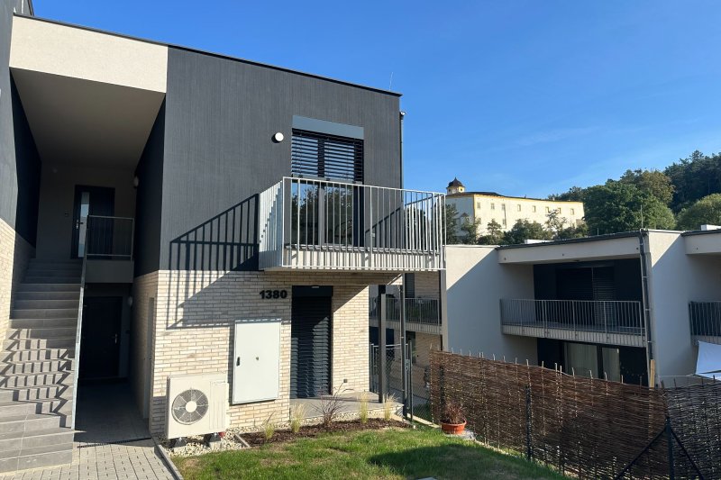 2+KK NOVOSTAVBA MALENOVICE SE ZAHRÁDKOU, ZAŘÍZENÝ,  PARKING