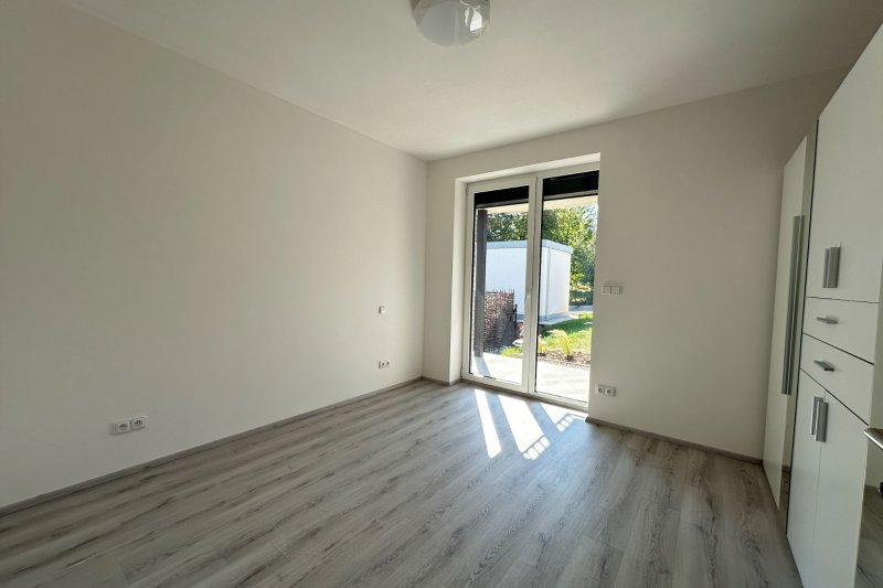 2+KK NOVOSTAVBA MALENOVICE SE ZAHRÁDKOU, ZAŘÍZENÝ,  PARKING