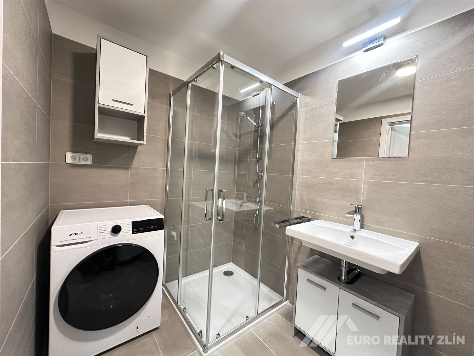 1+KK NOVOSTAVBA S BALKONEM, STRÁNĚ