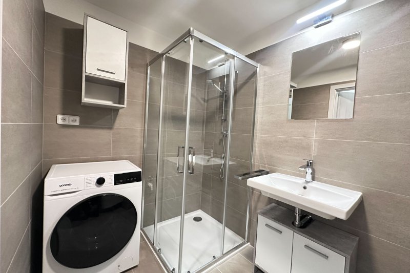 1+KK NOVOSTAVBA S BALKONEM, STRÁNĚ