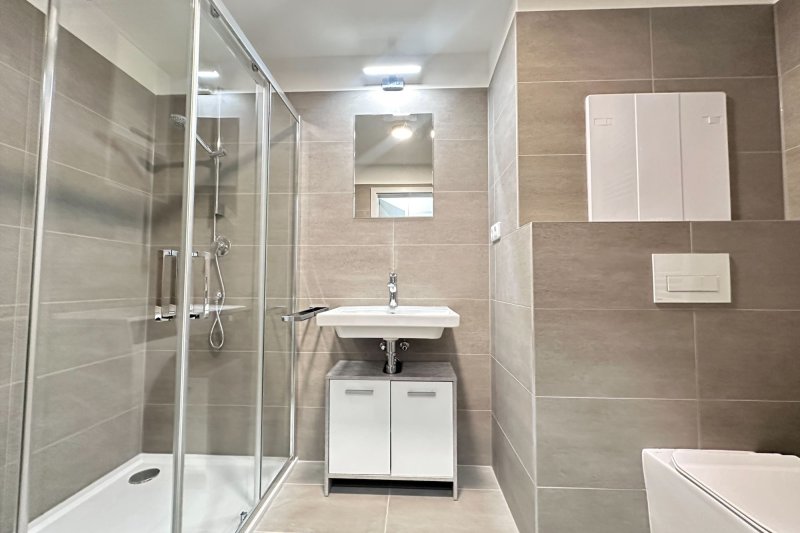 1+KK NOVOSTAVBA S BALKONEM, STRÁNĚ