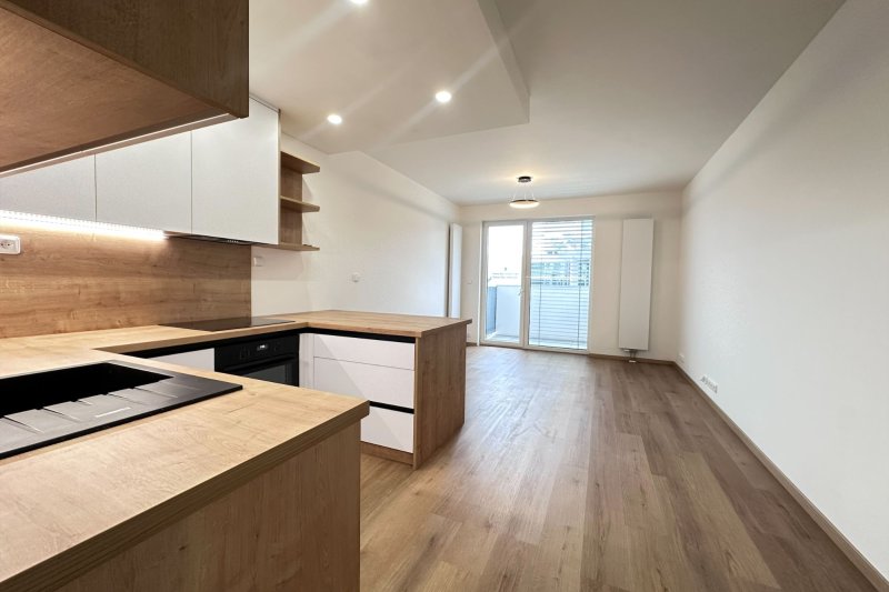 1+KK NOVOSTAVBA S BALKONEM, STRÁNĚ