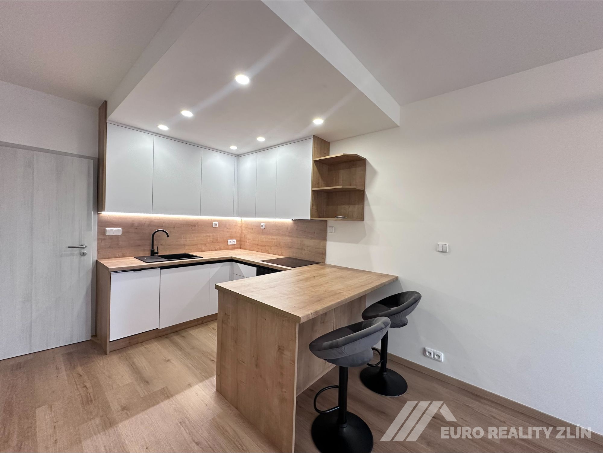 1+KK NOVOSTAVBA S BALKONEM, STRÁNĚ