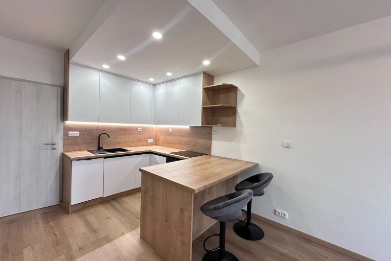 1+KK NOVOSTAVBA S BALKONEM, STRÁNĚ
