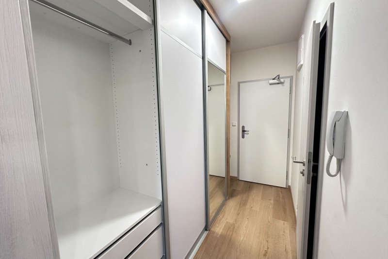 1+KK NOVOSTAVBA S BALKONEM, STRÁNĚ