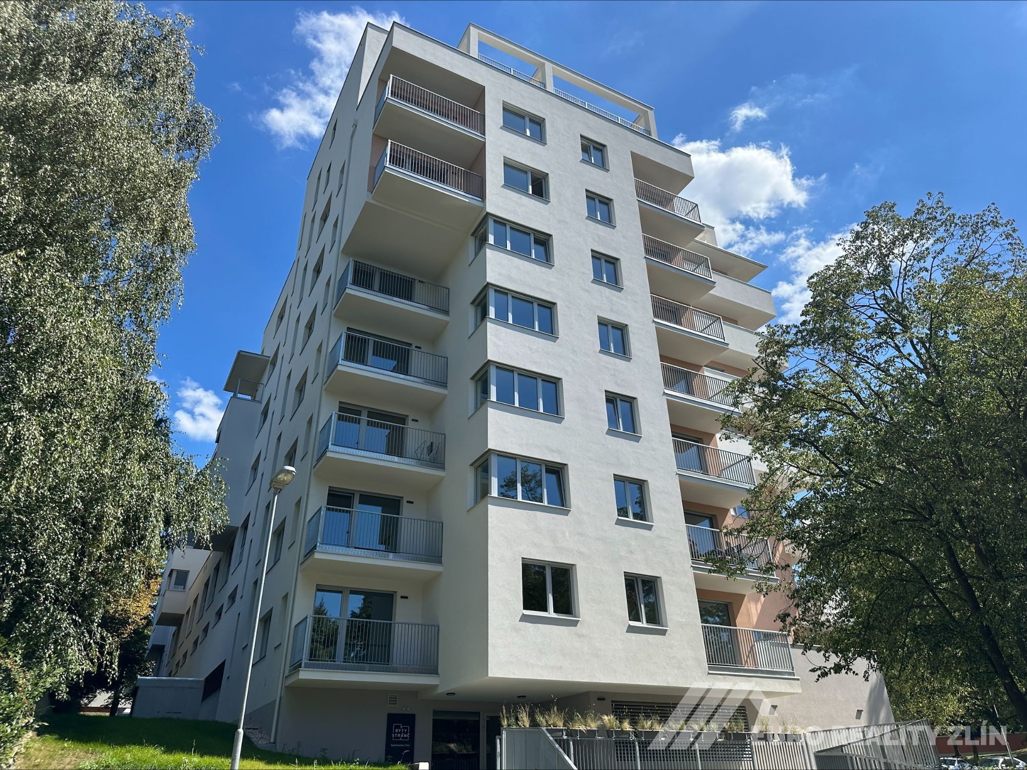 1+KK NOVOSTAVBA S BALKONEM, STRÁNĚ