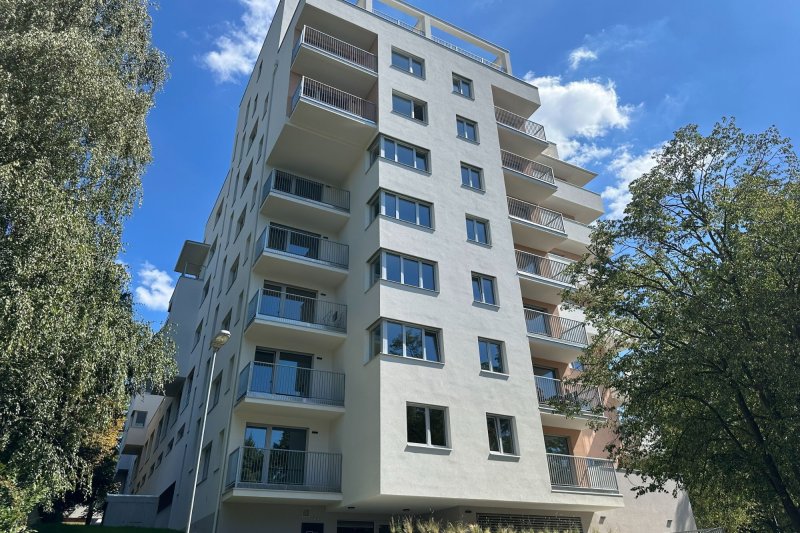 1+KK NOVOSTAVBA S BALKONEM, STRÁNĚ