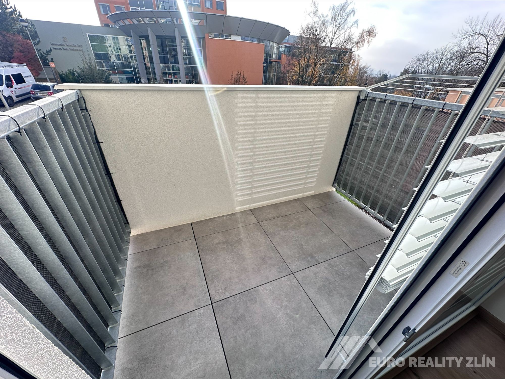 1+KK NOVOSTAVBA S BALKONEM, STRÁNĚ