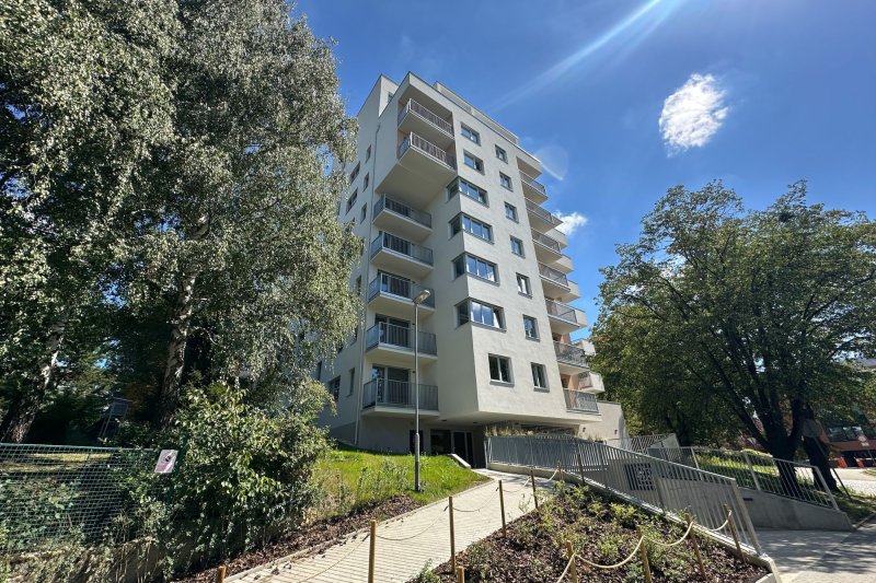 1+KK NOVOSTAVBA S BALKONEM, STRÁNĚ