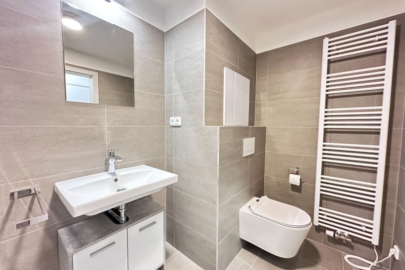 1+KK NOVOSTAVBA S BALKONEM, STRÁNĚ