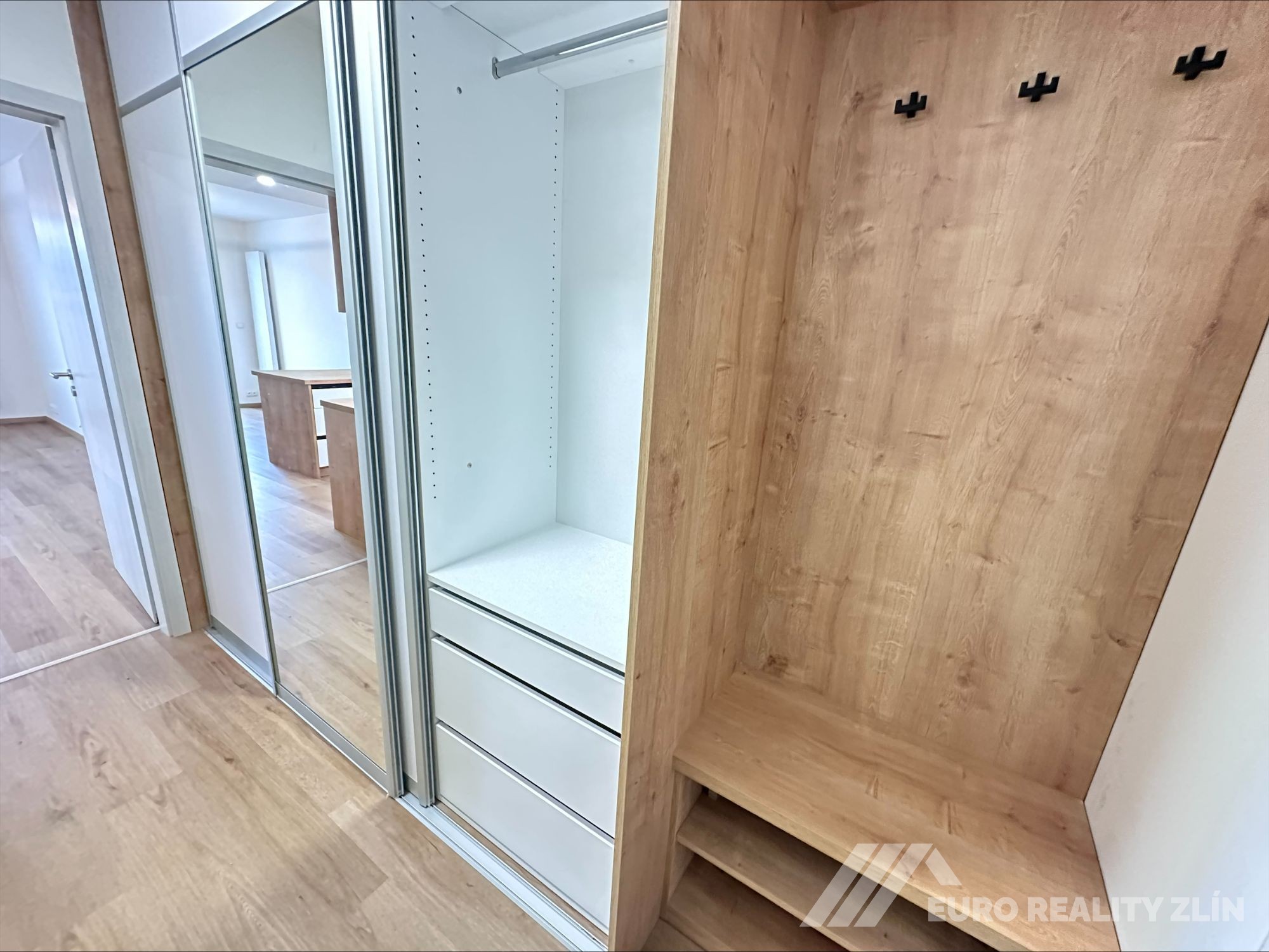 1+KK NOVOSTAVBA S BALKONEM, STRÁNĚ