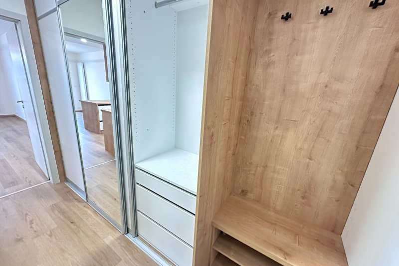 1+KK NOVOSTAVBA S BALKONEM, STRÁNĚ