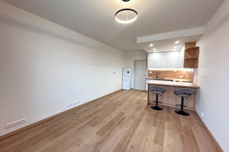 1+KK NOVOSTAVBA S BALKONEM, STRÁNĚ
