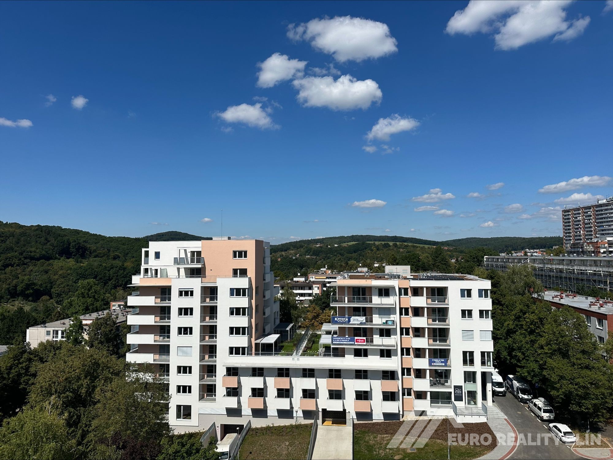 1+KK NOVOSTAVBA S BALKONEM, STRÁNĚ